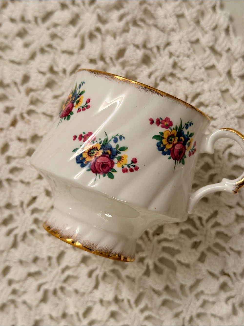 Vintage Elizabethan Fine Bone China Orphan Teacup Fluted Floral Gold Trim
